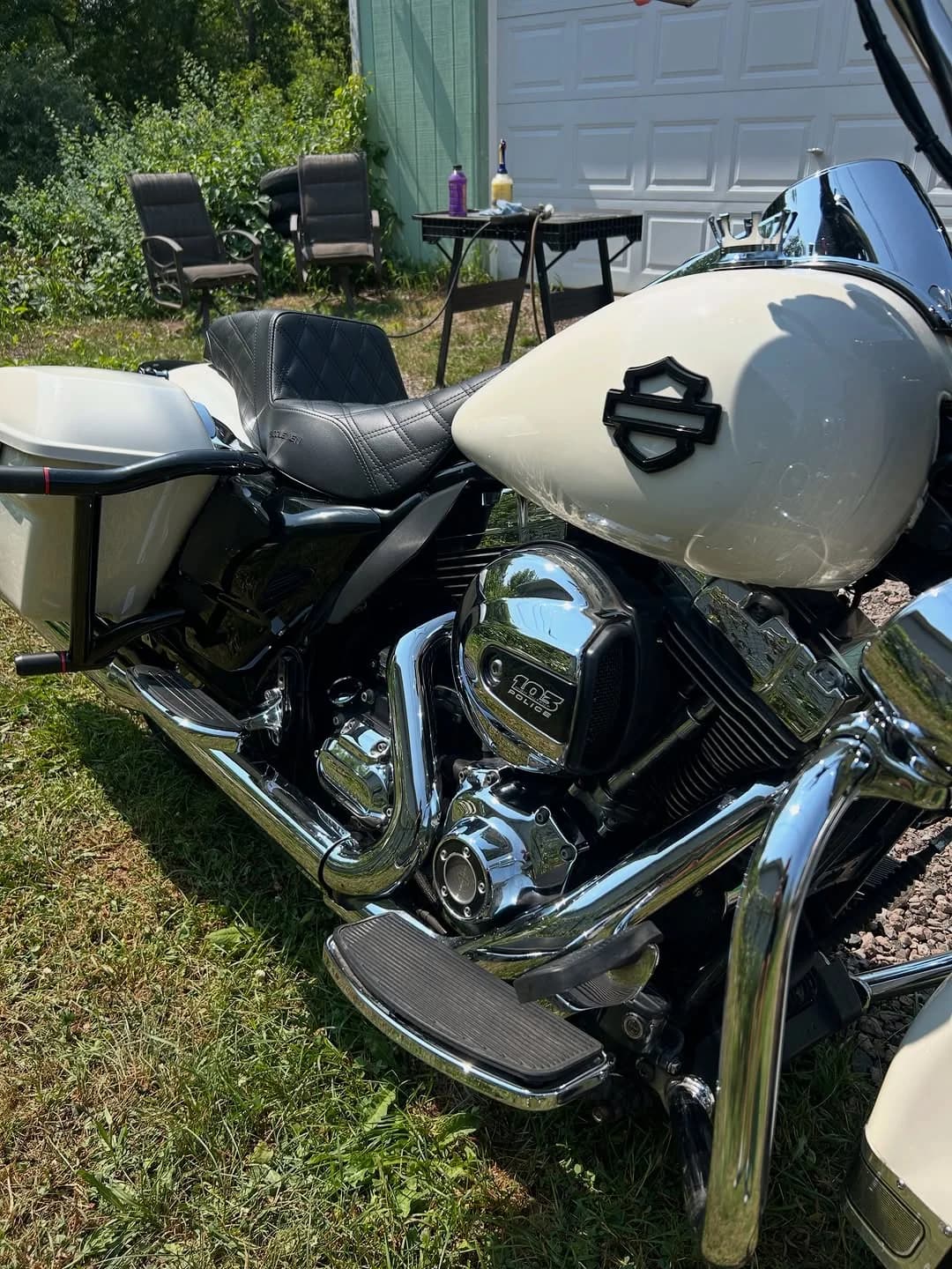 Detailed chrome and paint on a Harley-Davidson Road King